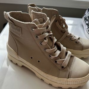 Women Blowfish boot size 7